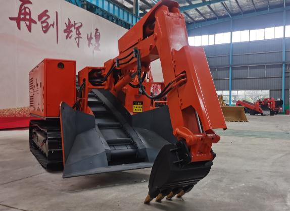 跟著(zhù)帥龍扒渣機廠(chǎng)家一起了解下履帶扒渣機的特點(diǎn)！